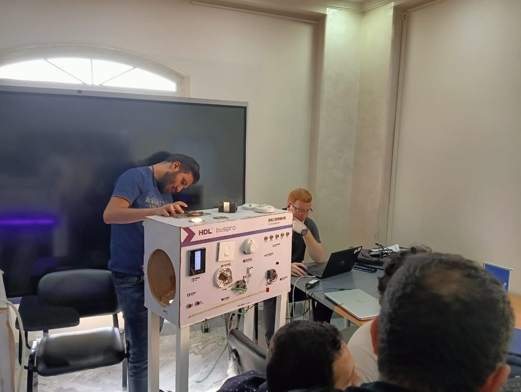 تدريب عملي على لوحة HDL Buspro التدريبية