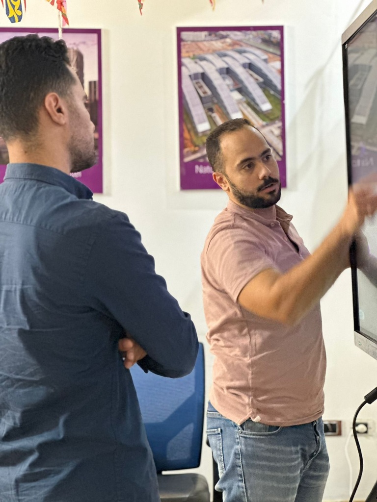The trainer explaining the system on the screen